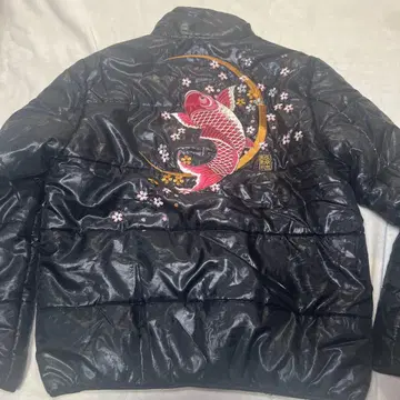 카라쿠리타마시 코이&벚꽃 스카잔 다운 자켓 블랙 자수 로고