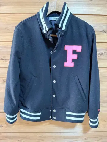 필코드 자수 바시티 자켓 블랙