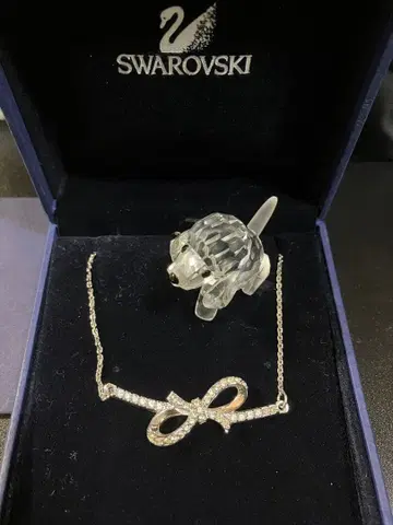 Swarovski 리본 모티브 목걸이 비글