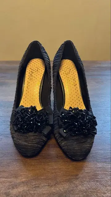 블랙 비즈 장식 펌프스