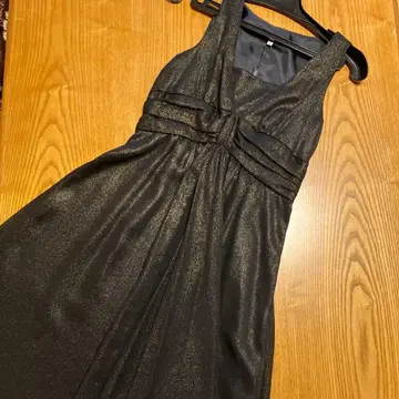 저스길리티 슬리브리스 무릎 기장 원피스 블랙