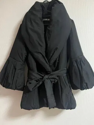 스콧 클럽 벌룬 슬리브 블랙 다운 자켓