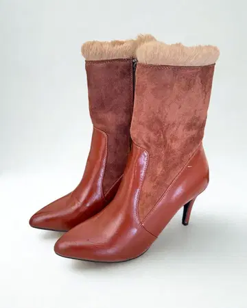 퍼 달린 브라운 부츠