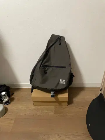 GAP 그레이 슬링백