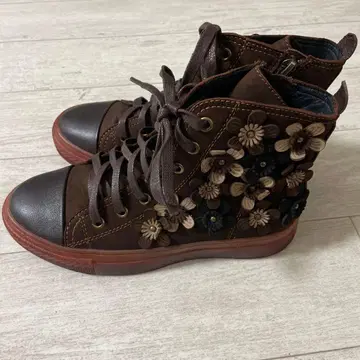 히나 그린 라벨 플라워 모티브 스니커즈