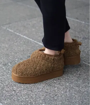 COLORS OF CALIFORNIA curly fake fur boot