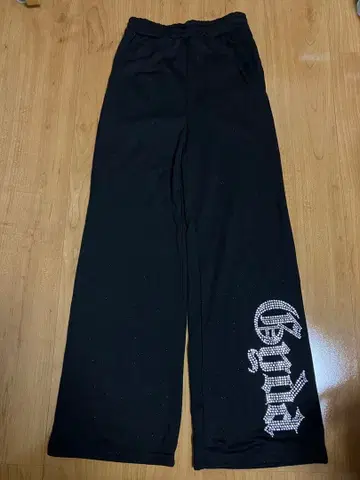 GYDA 라메 소재 스톤 장식 블랙 조거 팬츠