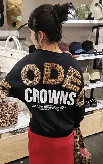 로데오 크라운 신상 애니멀 인조 모피 아플리케 맨투맨 상의