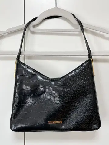 GUESS 크로커다일 패턴 블랙 핸드백