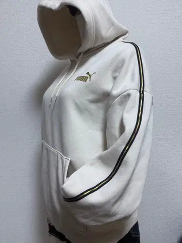 [ PUMA ] 베이지/골드 라인 맨투맨