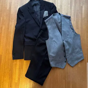 다크 네이비 스트라이프 수트와 베스트