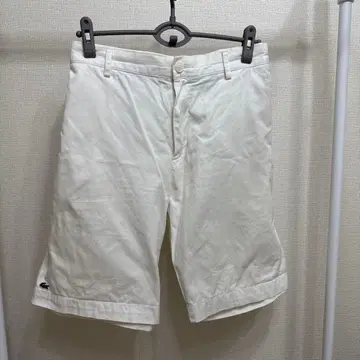 LACOSTE 클래식 핏 화이트 숏팬츠 라코스테