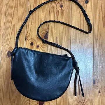 콩제페이에 아두이트리스테스 숄더백