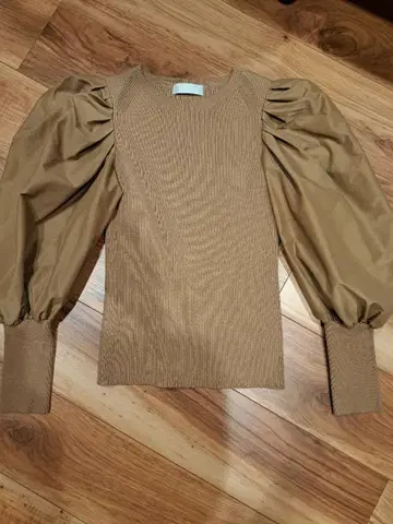 CELFORD 36 퍼프 슬리브 디자인 긴팔 상의