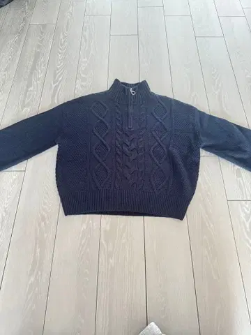 다크 네이비 케이블 니트 하이넥 L 사이즈