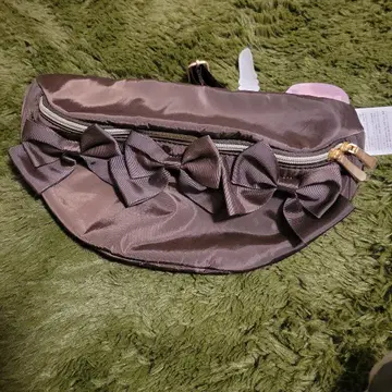 리본 포함 브라운 바디 백 새상품