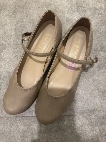 [슈 판타지] 스트랩 포함 펌프스 (25.0cm 힐 3cm 오크 색상)