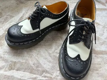 Dr. Martens 블랙/화이트 윙팁 슈즈