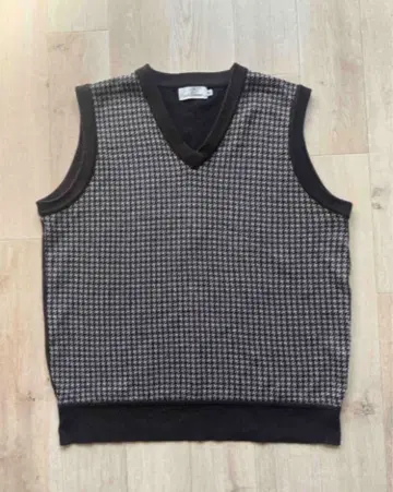 블랙과 화이트 체크 무늬 니트 베스트
