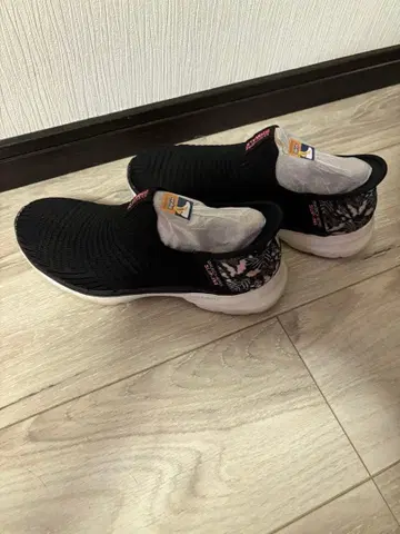 블랙 슬립온 꽃무늬 백 디자인