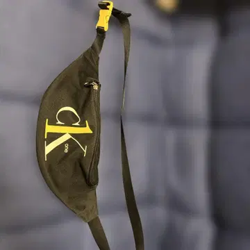 세일 중 Calvin Klein 블랙 숄더백