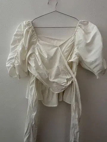 화이트 랩 블라우스 RESEXXY 5부 소매