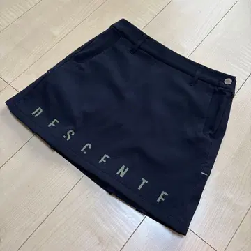 데상트 골프 스트레치 속기모 로고 프린트 스커트
