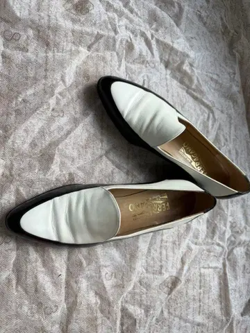 Ferragamo 화이트 블랙 로퍼