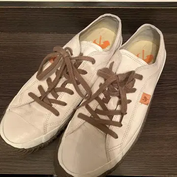 SPINGLE MOVE 화이트 가죽 스니커즈