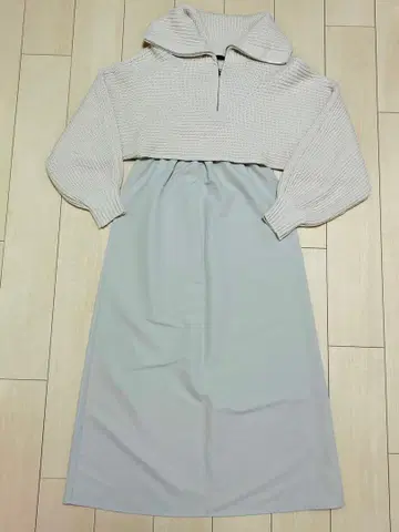 Heather 베이지 스웨터와 라이트 그레이 스커트 셋업