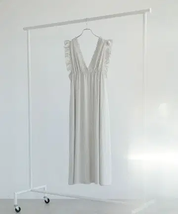 그린 파크 ESCAR 프릴 V넥 원피스