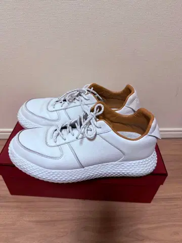 아르마니 43 화이트 가죽 통굽 스니커즈