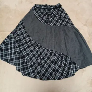 액시즈 블랙 x 그레이 계열 체크 플레어 롱 스커트