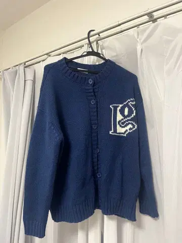 네이비 버튼 가디건 로고 자수