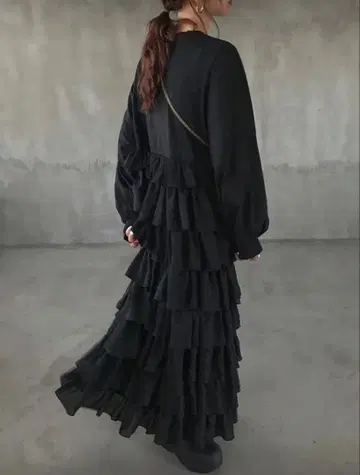 프릴 달린 블랙 롱 원피스