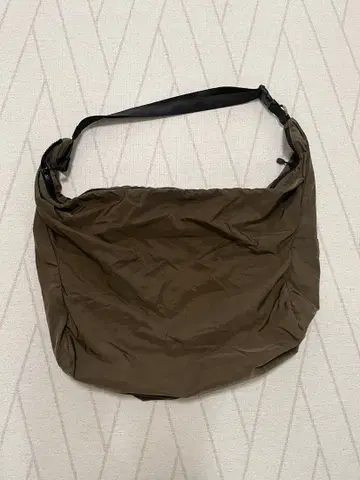 BEAUTY&YOUTH 올리브 숄더백