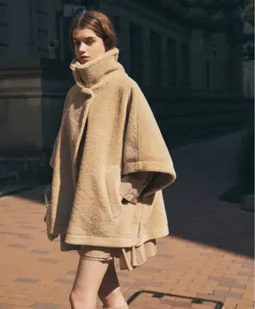 [택 포함 새상품] 코코딜 보아 케이프 코트 브라운