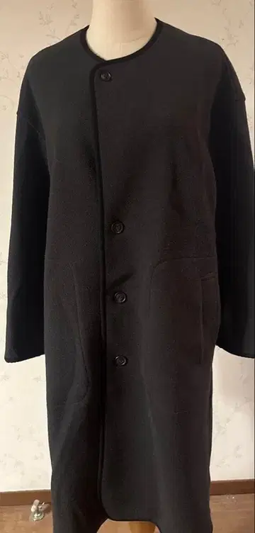 블랙 노카라 자켓 버튼 포함