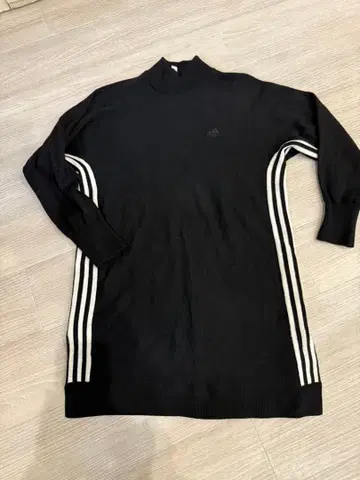 adidas 블랙 하이넥 원피스