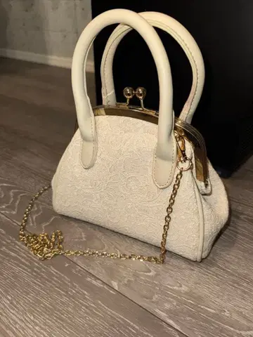 MAJESTIC LEGON 금장 장식 핸드백