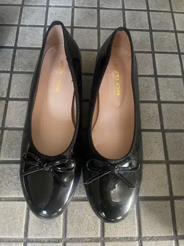 NICE CLAUP 블랙 펌프스 M