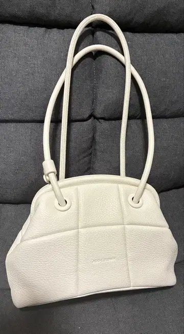 ADD CULUMN PUFF CLASP 금 장식 백 화이트