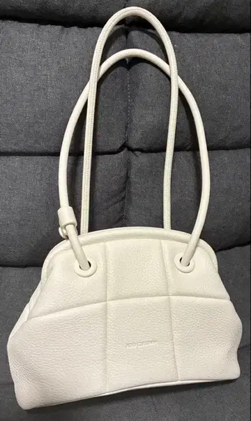 ADD CULUMN PUFF CLASP 금 장식 백 화이트