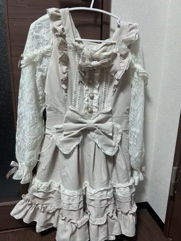 베이지 프릴 레이스 긴팔 원피스