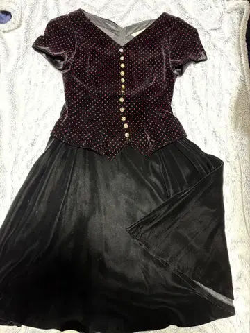 글라송-R 블랙 베이스에 빨간색 물방울 패턴 벨벳 드레스