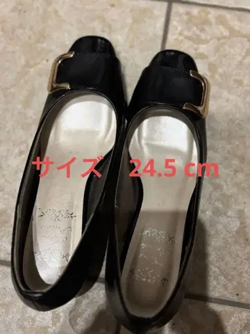 블랙 오픈토 펌프스 금장 장식 포함