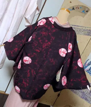 옷매무새가 있는 블랙과 빨간색의 쥐어짜기 들어간 겉옷