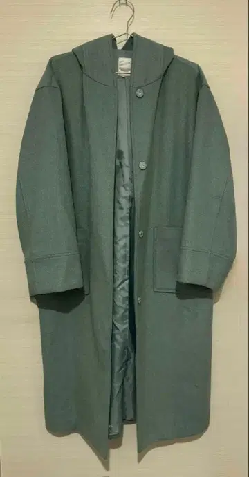 후드 부착 그린 롱 코트