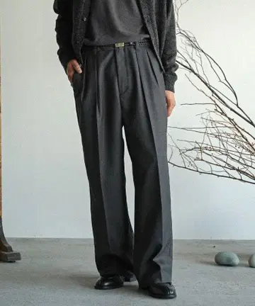 [ shiun ] STRAIGHT TUCK TROUSERS S 사이즈