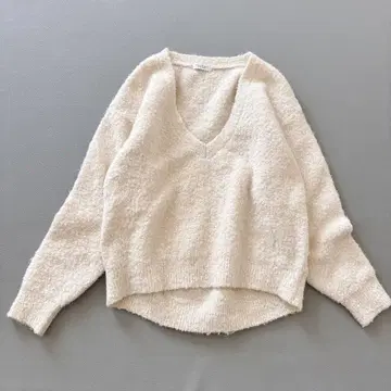 뷰티 앤 유스 복슬복슬 부클레 V넥 풀오버 화이트